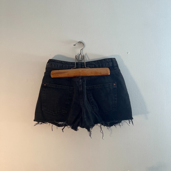 TOPSHOP PETITE - Black denim ripped shorts - size 25 - Picture 3 of 3